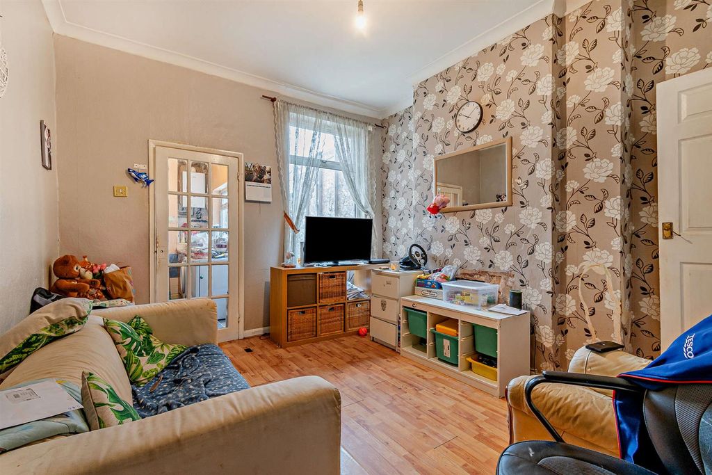 Property photo 2 of 5 8686587-Interior01-800.Jpg