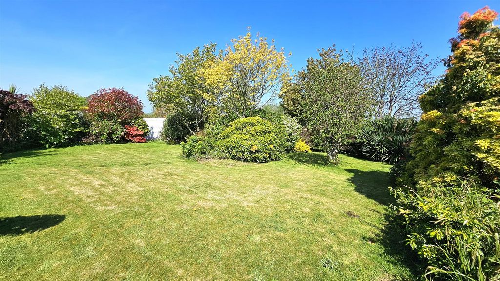 Property photo 3 of 17 Garden.Jpg