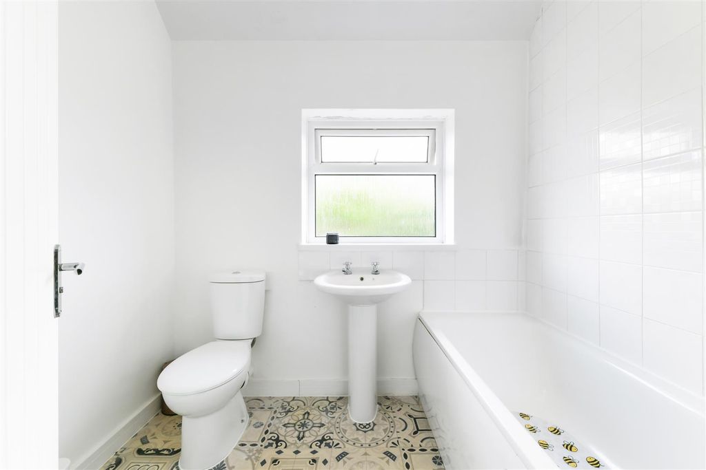 Property photo 2 of 13 Bletchingley Close (5).Jpg