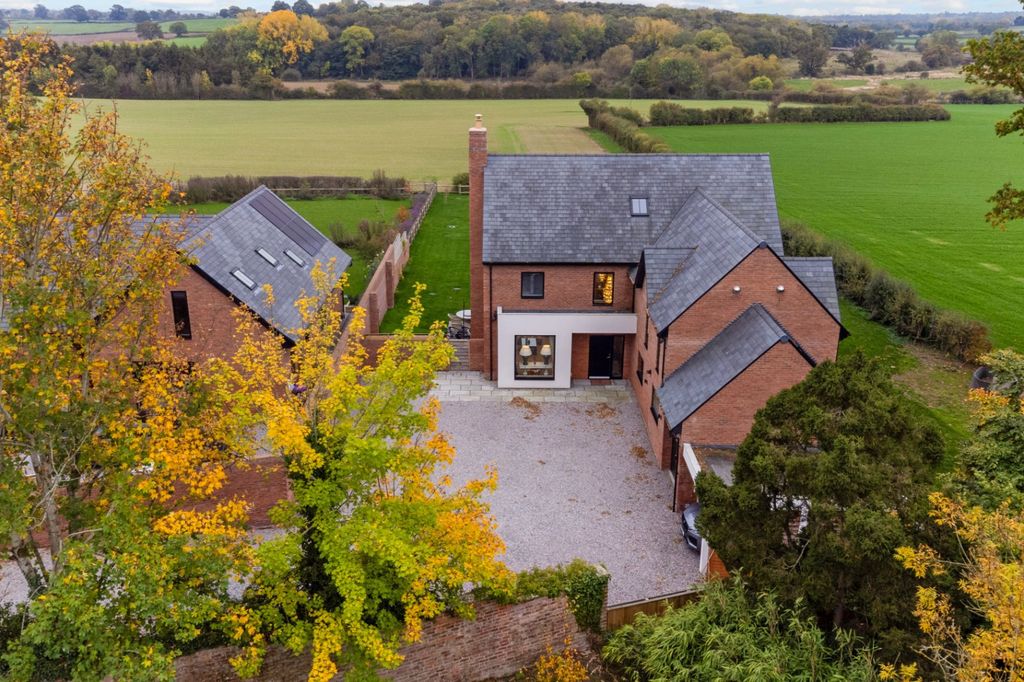 Property photo 3 of 37 Setting