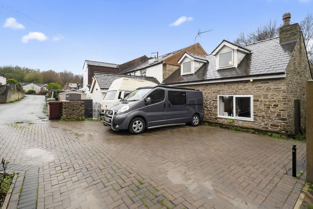 Property photo 2 of 27