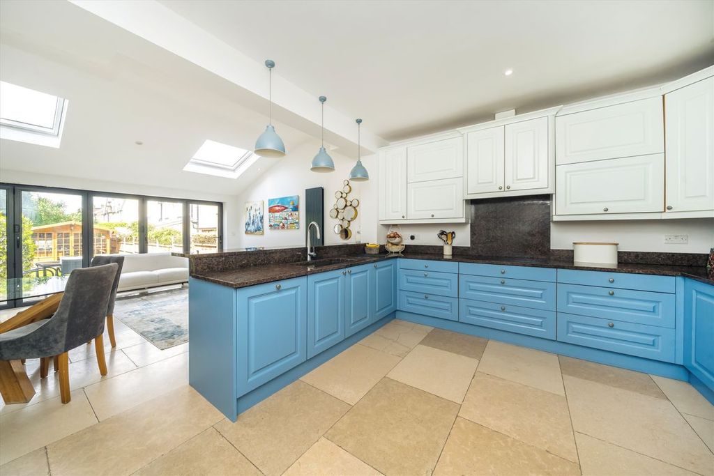 Property photo 3 of 9