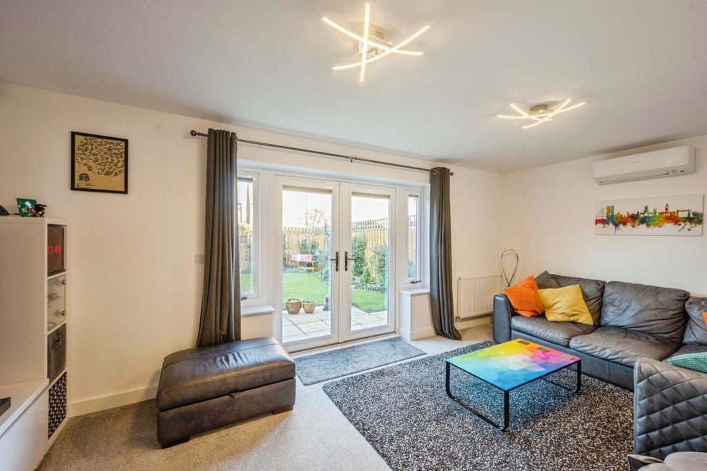 Property photo 2 of 17 Lounge