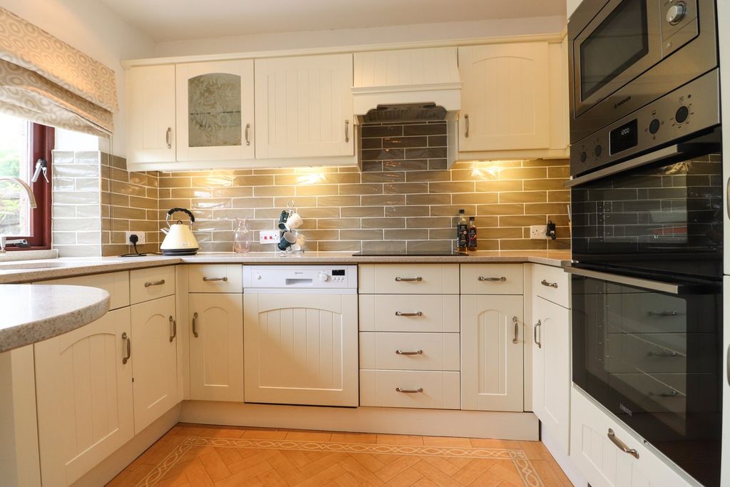 Property photo 3 of 27 Kitchen