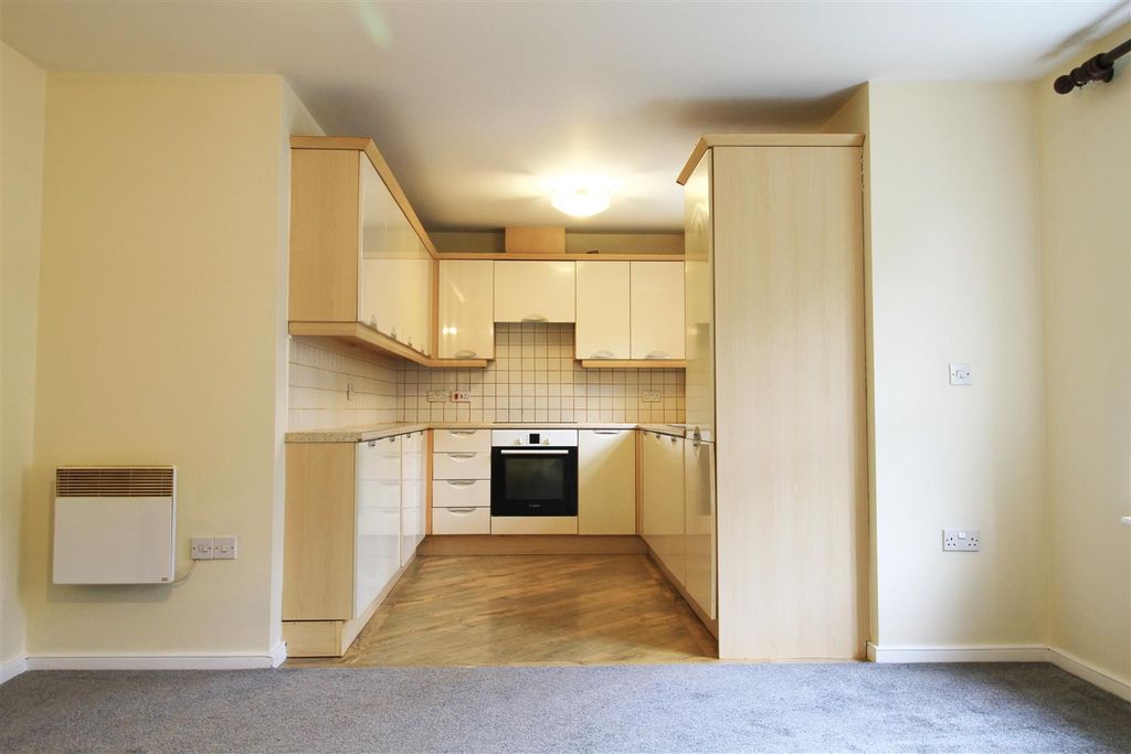 2 bed flat for saleThe Links, Hyde SK14 photo 5