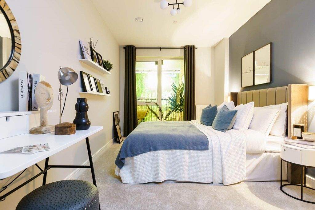 Property photo 1 of 8 Main Bedroom With Space For A Large Bed