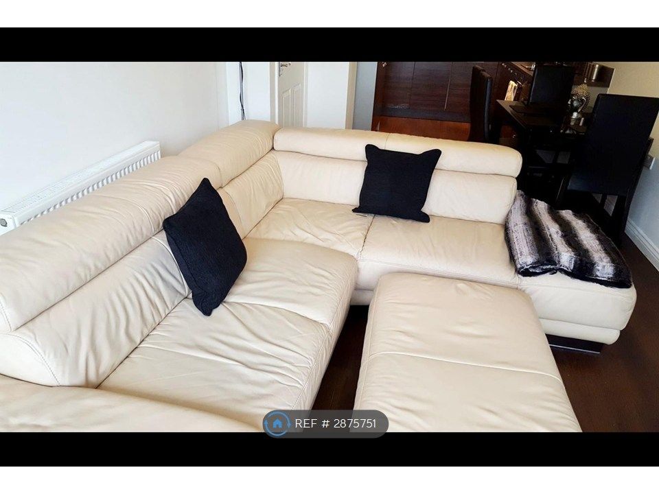 Property photo 3 of 9 Living Area