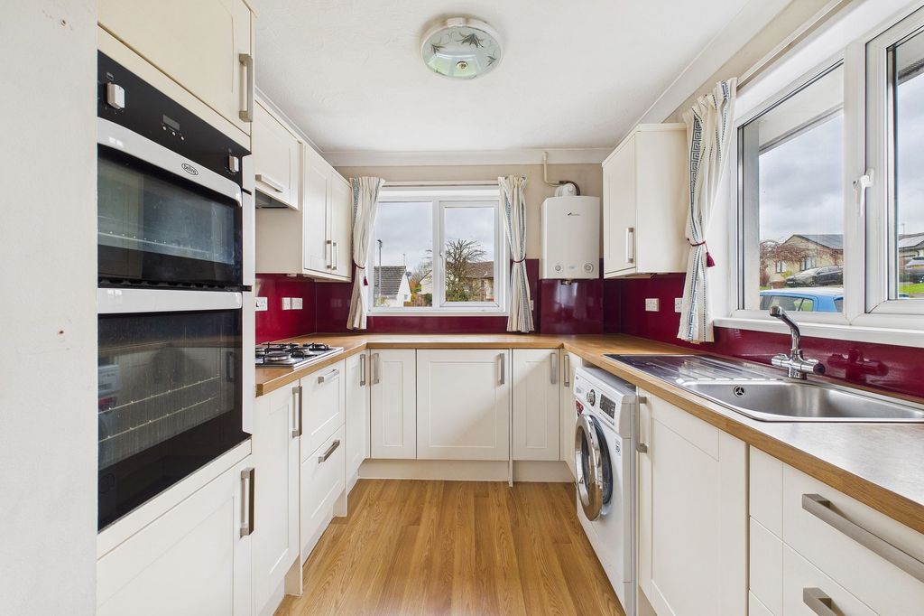 Property photo 2 of 21