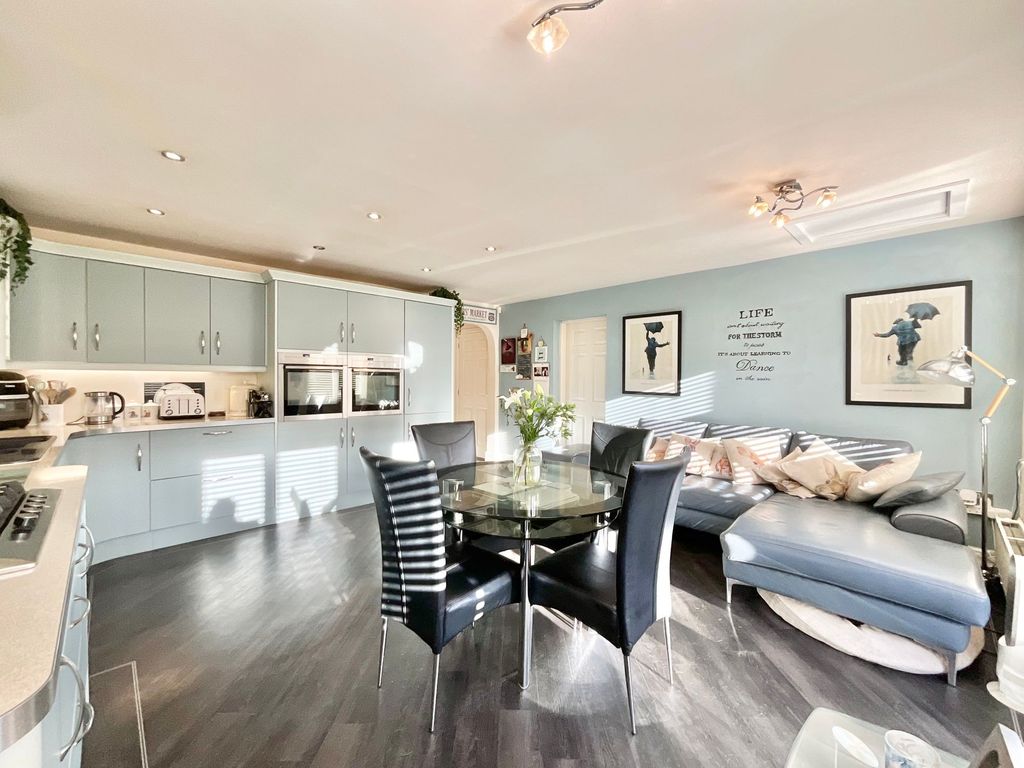 Property photo 3 of 34