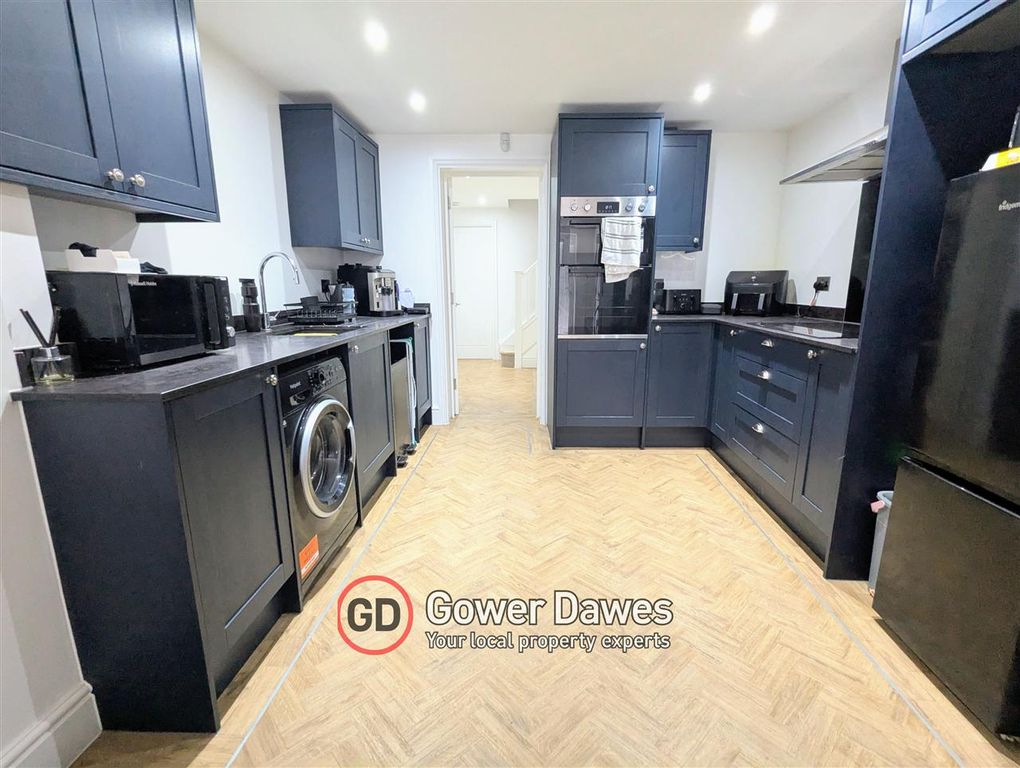 Property photo 3 of 13 Kitchen
