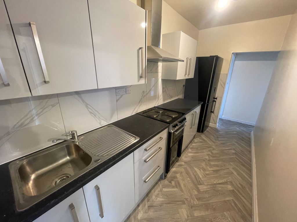 Property photo 1 of 8 Photo 6