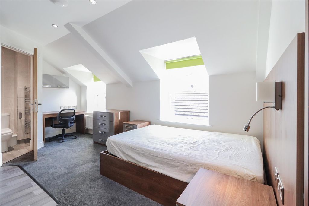 Property photo 3 of 7 303 Victoria House.Jpg