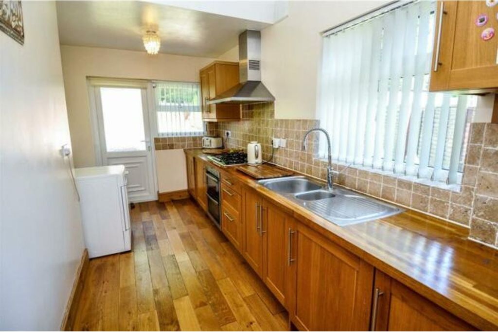Property photo 3 of 9 Kitchen