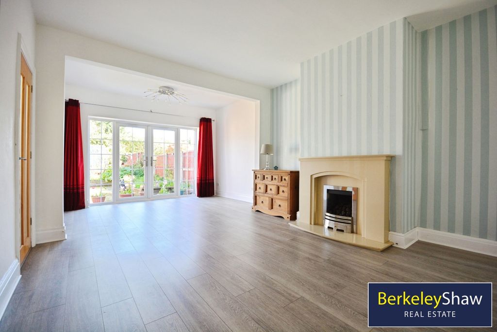 Property photo 1 of 16 Living Room