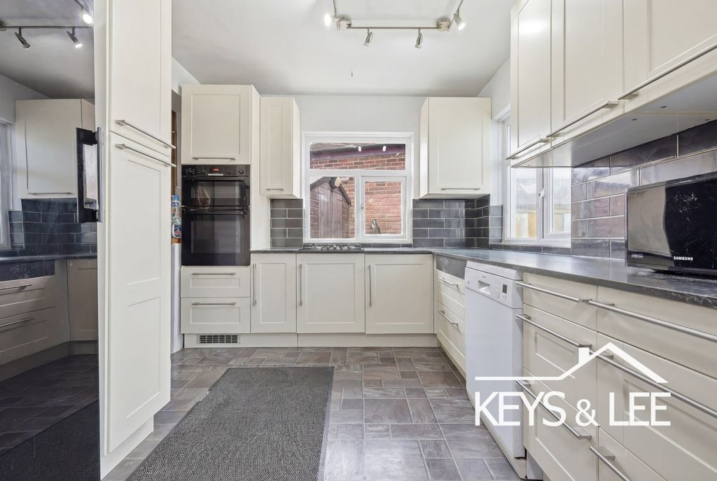 Property photo 2 of 13 5032363