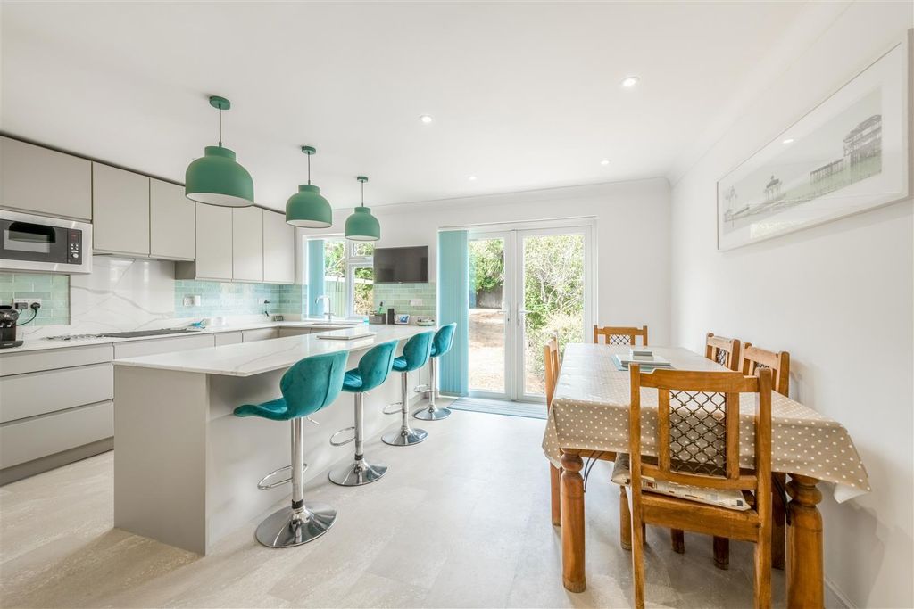 Property photo 3 of 28 23 Burlington Gardens-2.Jpg