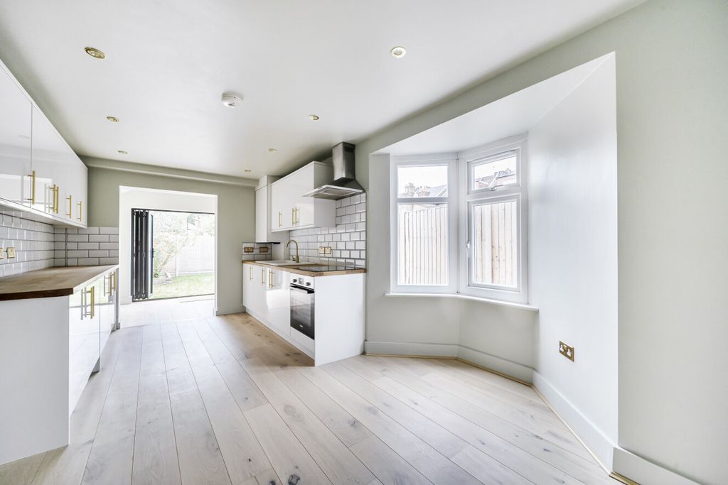 Property photo 2 of 19 1493922-9-6A56210...