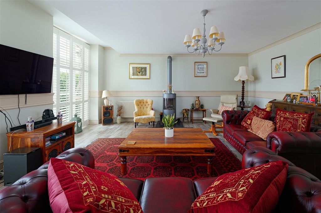 Property photo 2 of 33