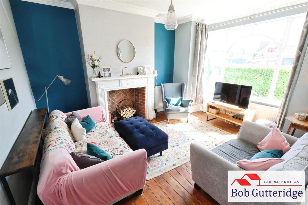 Property photo 2 of 37 Bay Fronted Lounge