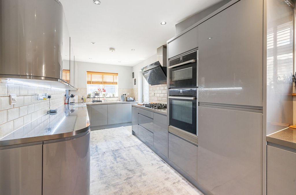 Property photo 3 of 15 8-681E40E589d90-1...