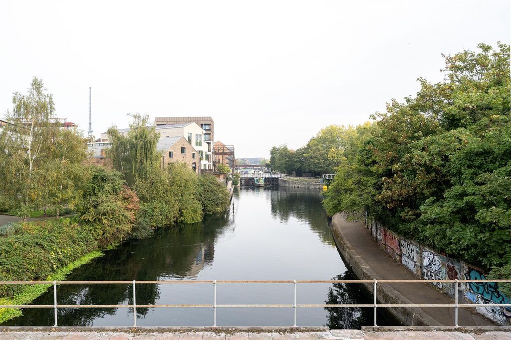 Property photo 3 of 27 Wick Lane, E3