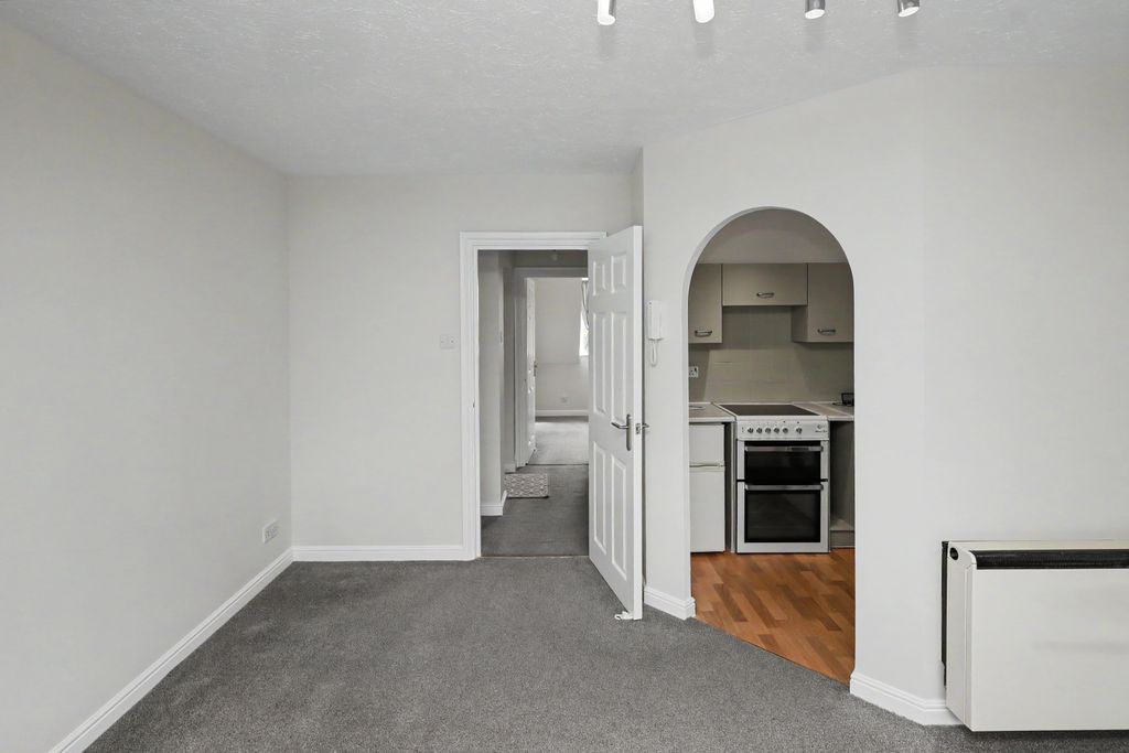 Property photo 3 of 14 Flat 38, Rochester Drive, Watford, Hertfordshire, Wd25 9Bj