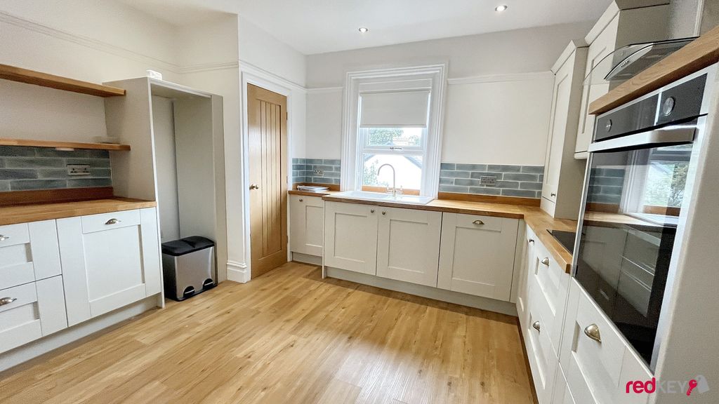 Property photo 2 of 8 Kitchen
