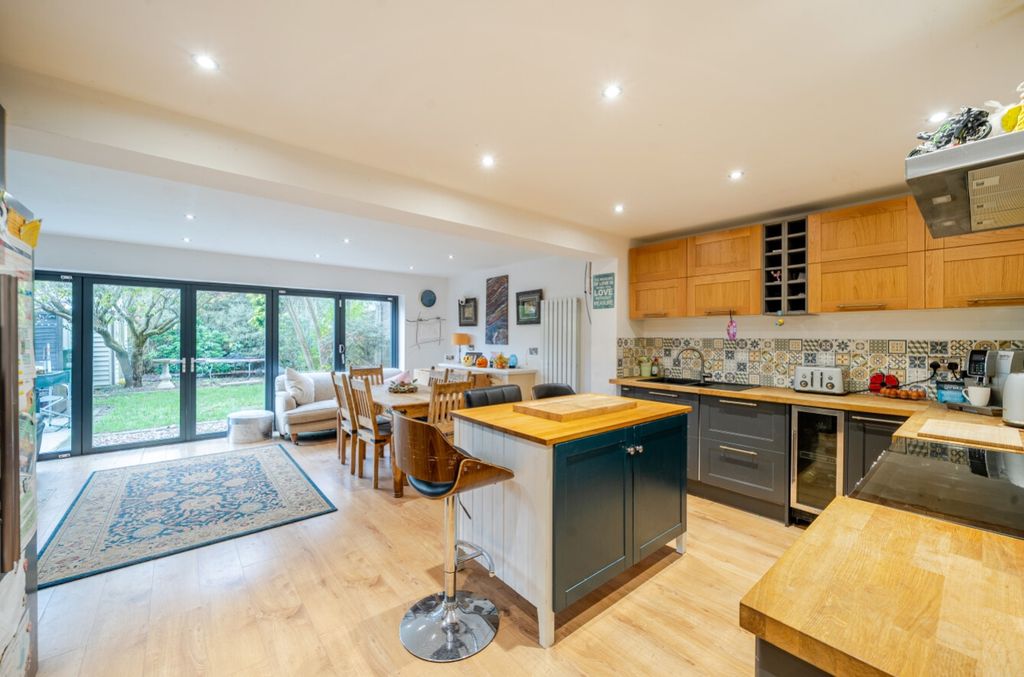 Property photo 2 of 26 1374066-9-690B632Fbe81d