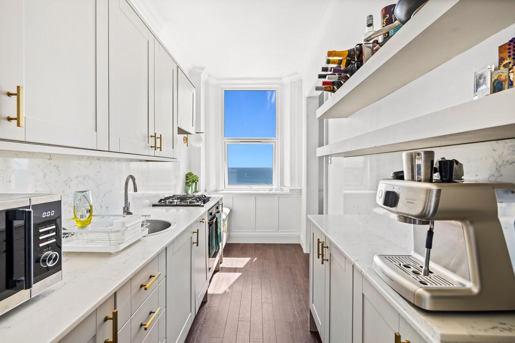 Property photo 2 of 12 Kitchen