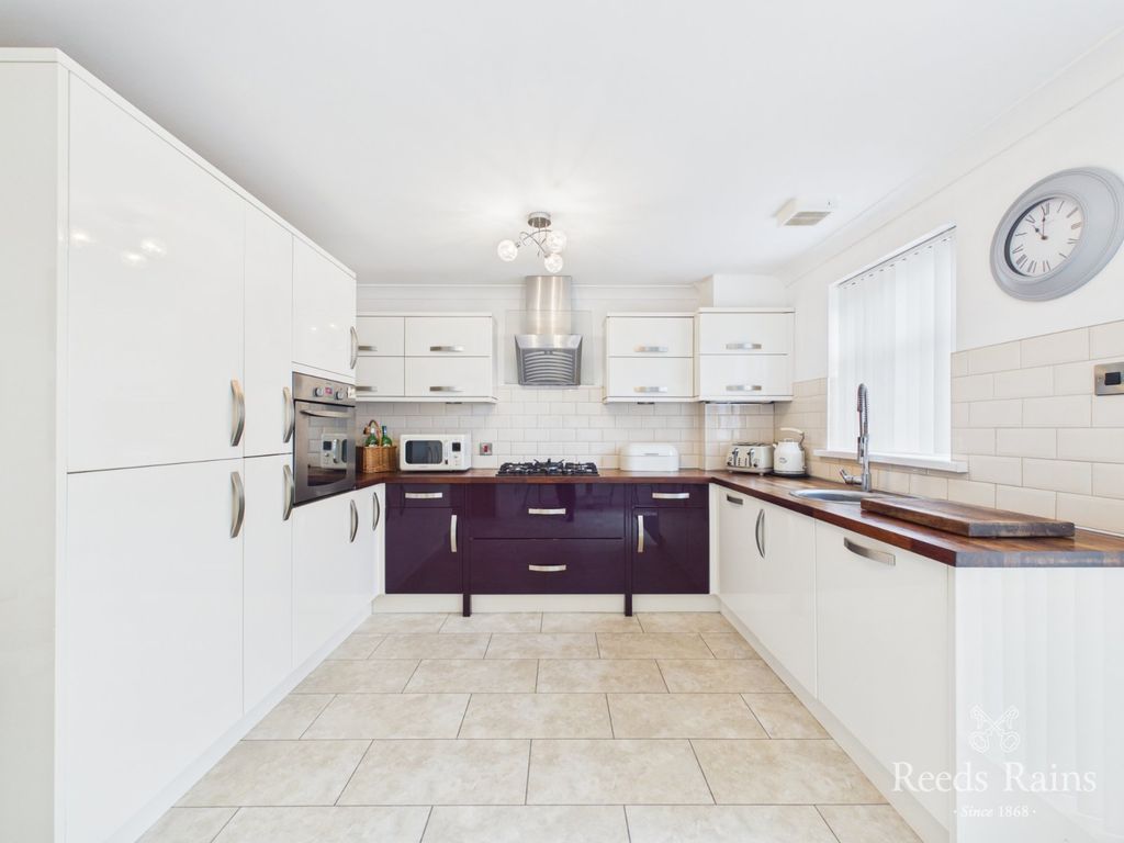 Property photo 3 of 22 Dining Kitchen