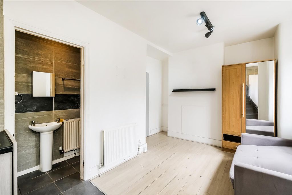 Property photo 2 of 12 4 Addison Road E11 2Rg Studio Flat-2.Jpg
