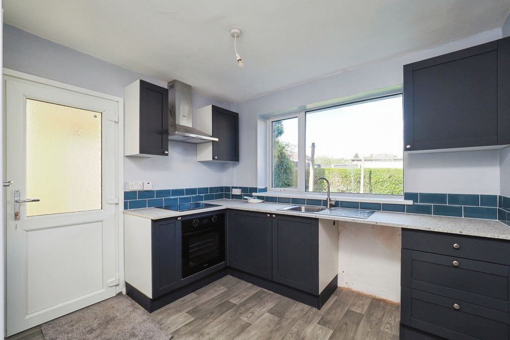 Property photo 2 of 13 Fitted Kitchen