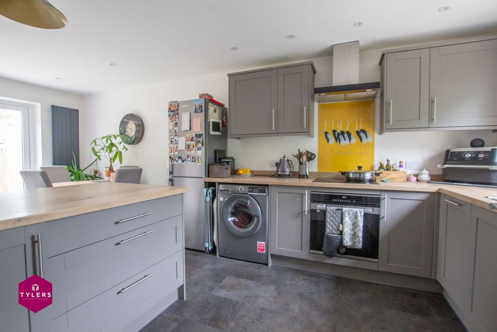 Property photo 2 of 12 Kitchen