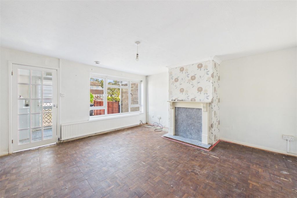 Property photo 3 of 18 Cam04234G0-Pr0418-Still009.Jpg