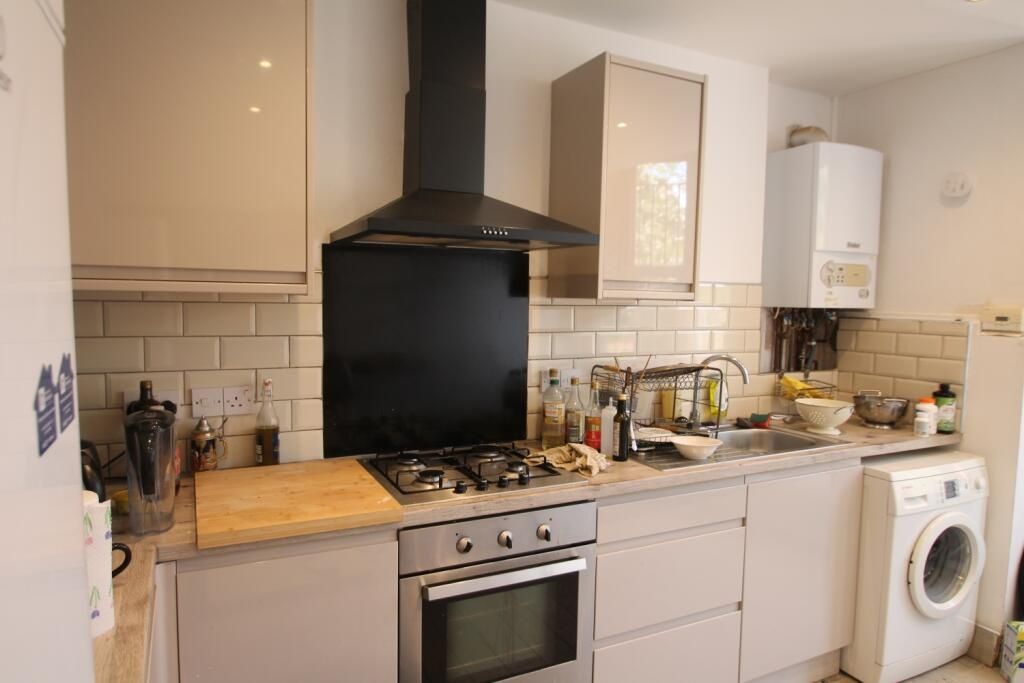 Property photo 1 of 4 A Modern Kitchen Featuring A Gas Hob With Oven, Wa...