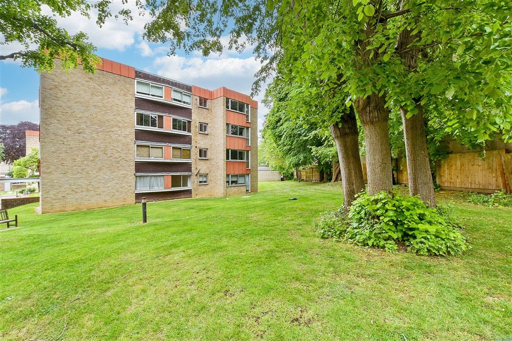 Property photo 2 of 10 Communal Gardens