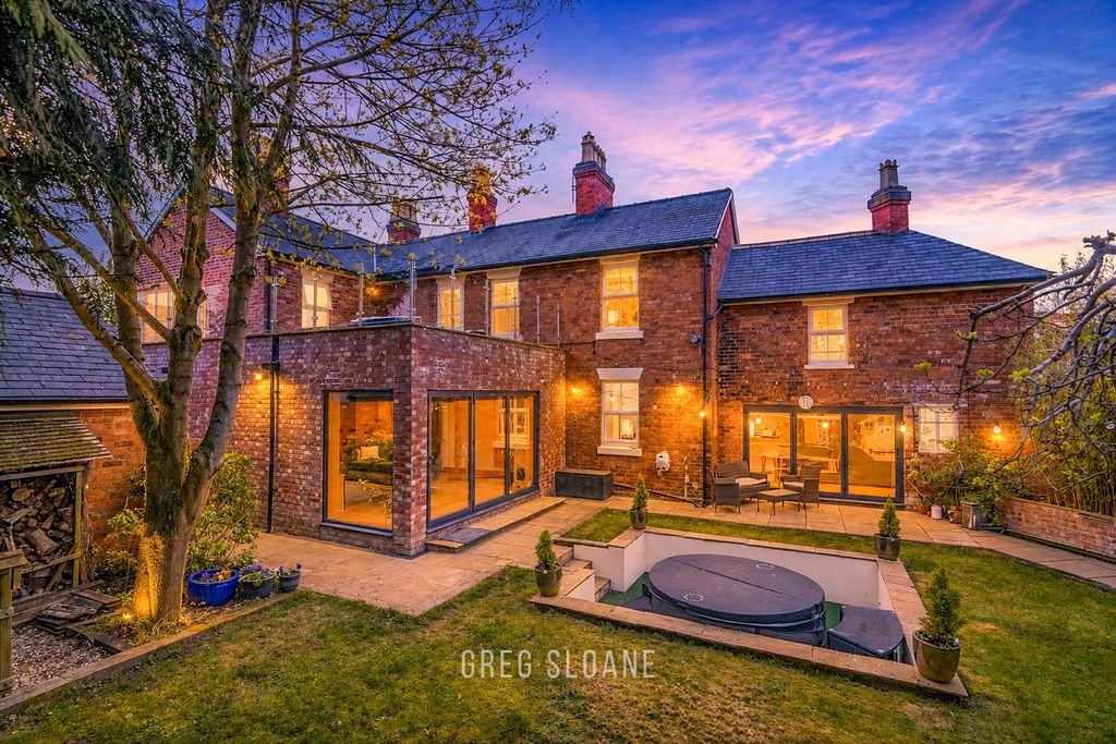 Property photo 1 of 31 Aston Glow