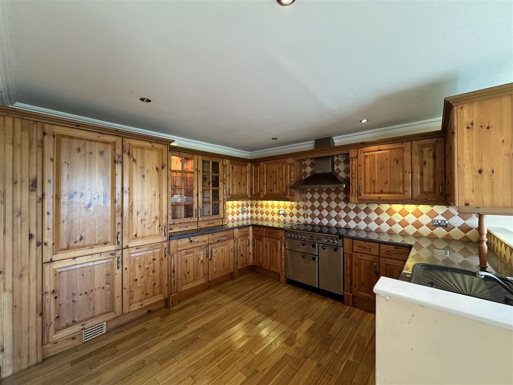 Property photo 2 of 39 Kitchen/Breakfast Room