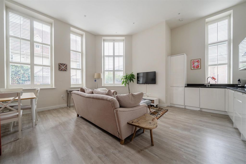 Property photo 1 of 20 Living/Kitchen Area