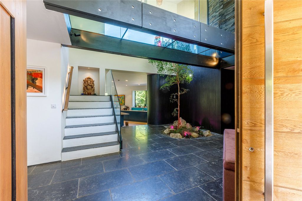 Property photo 3 of 23 Entrance Hall