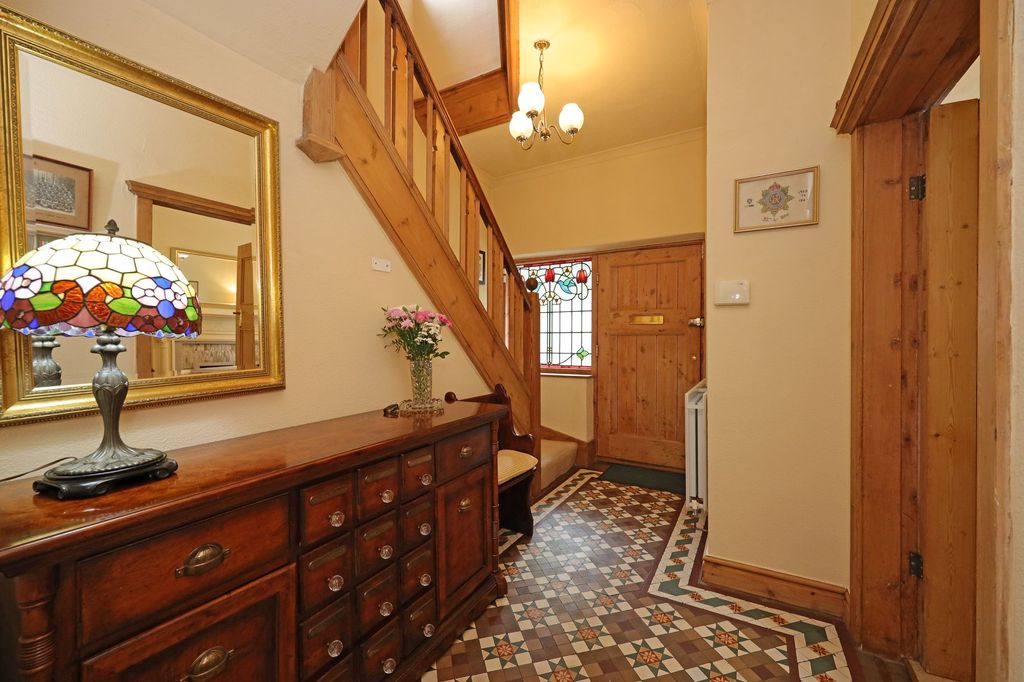 Property photo 2 of 34