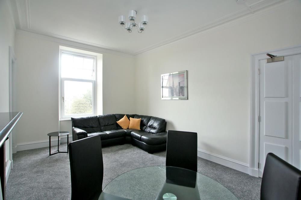 Property photo 1 of 12 Lounge