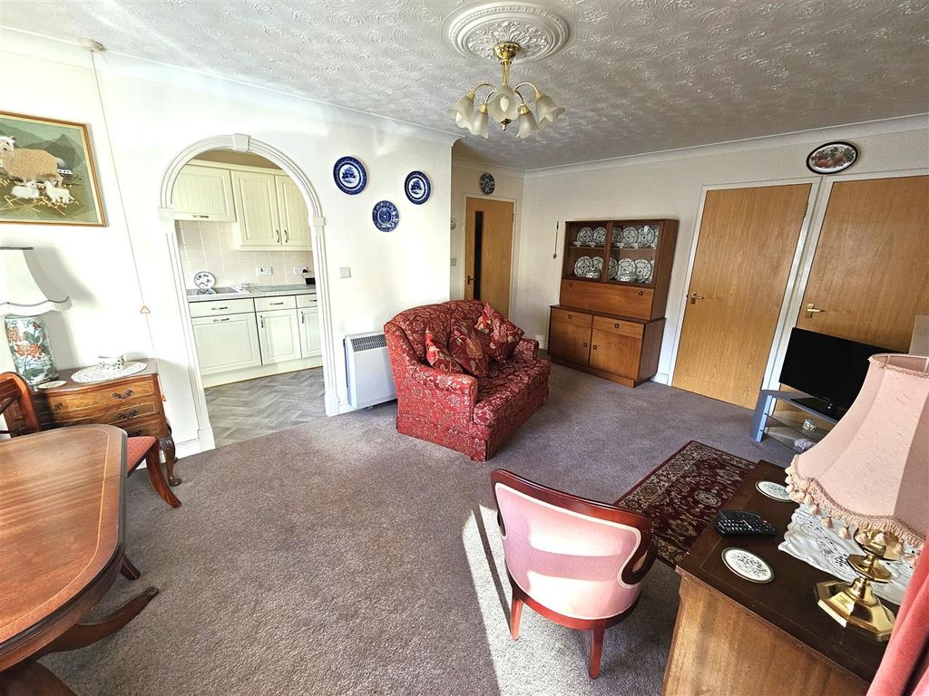 Property photo 3 of 10 Living Area (2).Jpg