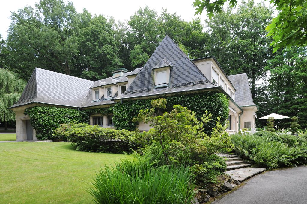 Property photo 1 of 42