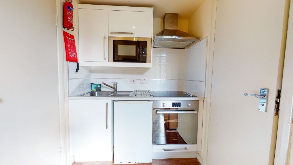 Property photo 2 of 6 Kitchen