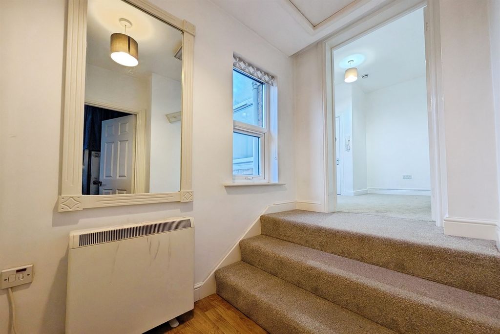 Property photo 3 of 11 (Thumbnail)