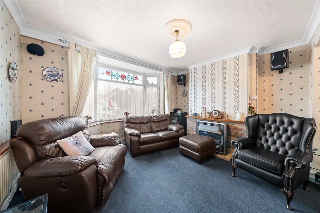 Property photo 3 of 17 Lounge