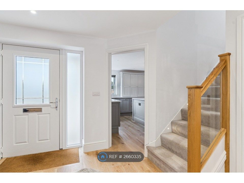 Property photo 3 of 31 Entrance Hall