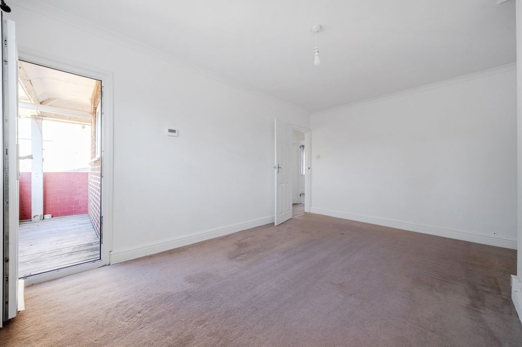 Property photo 2 of 18 Reception