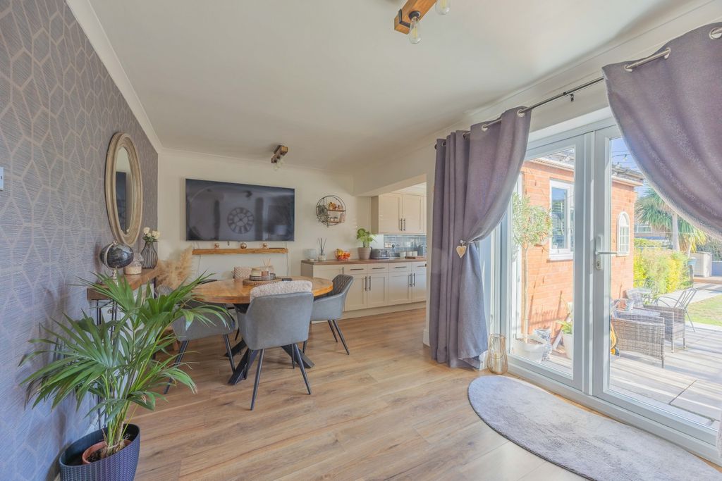Property photo 2 of 27 Ewemove Taunton Colin Avenue (14)
